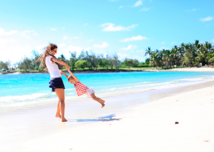 Familie på paradisstrand i Mauritius