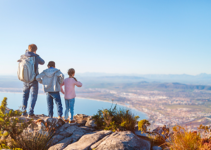 Familie på toppen af Taffelbjerget i Sydafrika