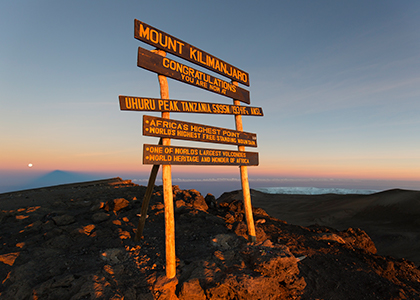 Uhuru Peak skiltet på toppen af Kilimanjaro, Tanzania