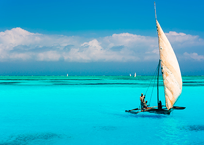 Katamaran i tyrkisblåt hav ved Zanzibar